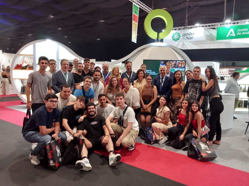 Consejera-de-Empleo-con-alumnos-taller