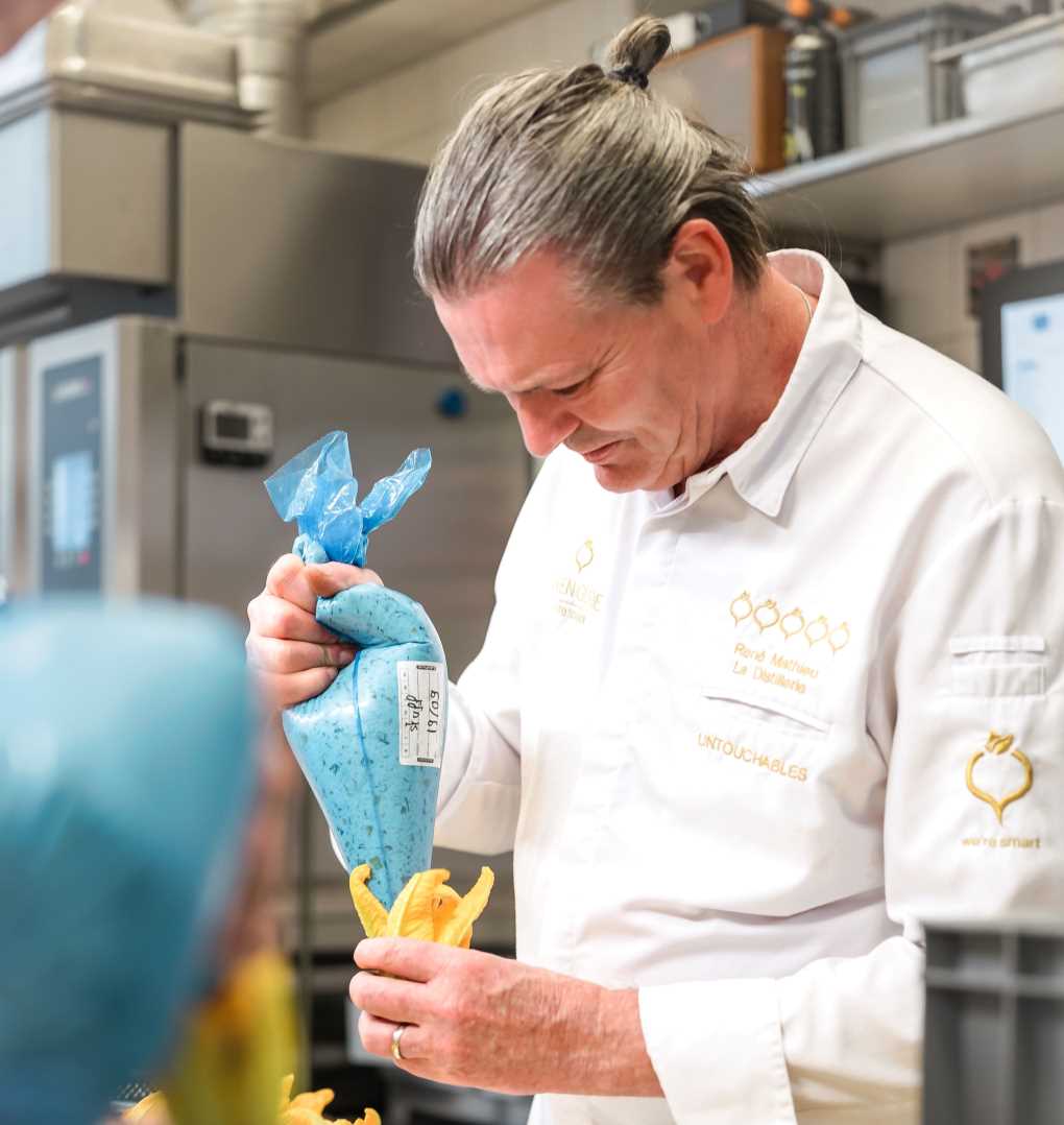 René Mathieu elaborando un plato con Bínu (002)