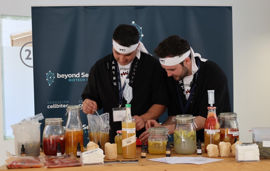 Héctor García y David Papis durante un showcooking para Beyond Seeds