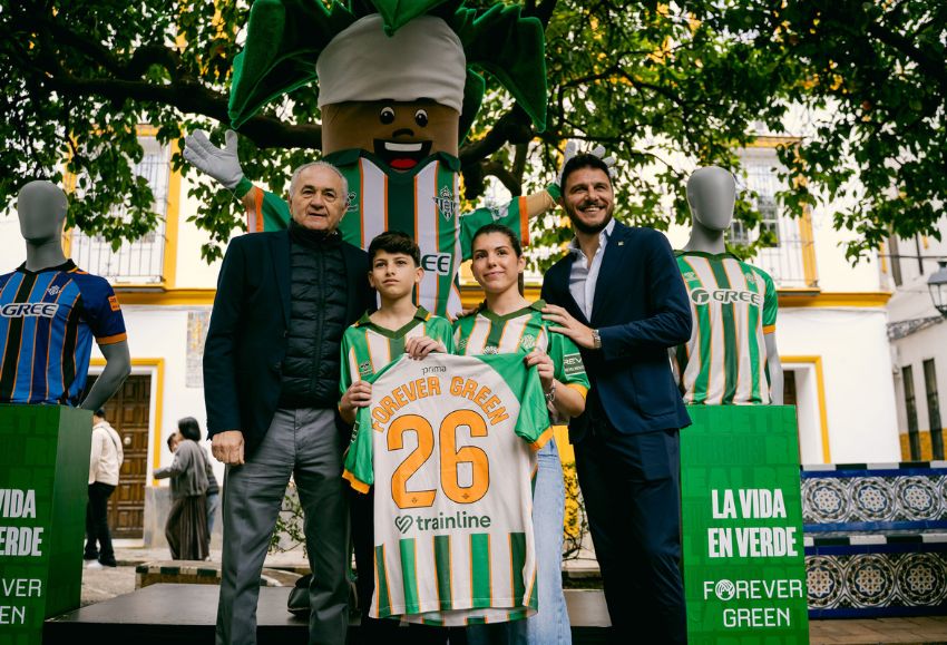 camiseta betis presentada por Gordillo y Joaquín
