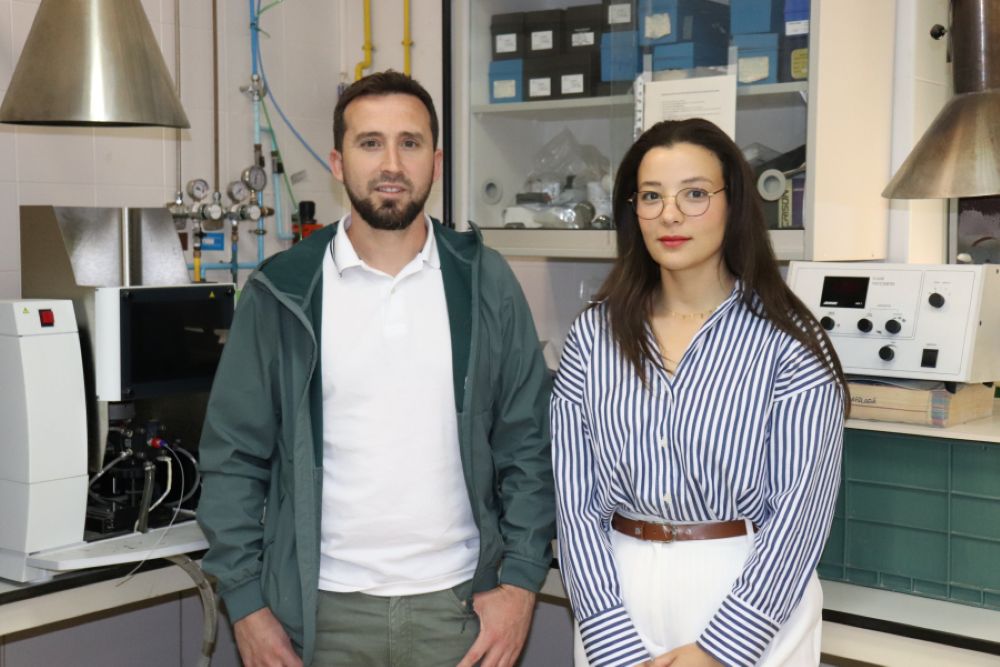 Los investigadores Antonio Sánchez Rodríguez y Sana Boubehziz.