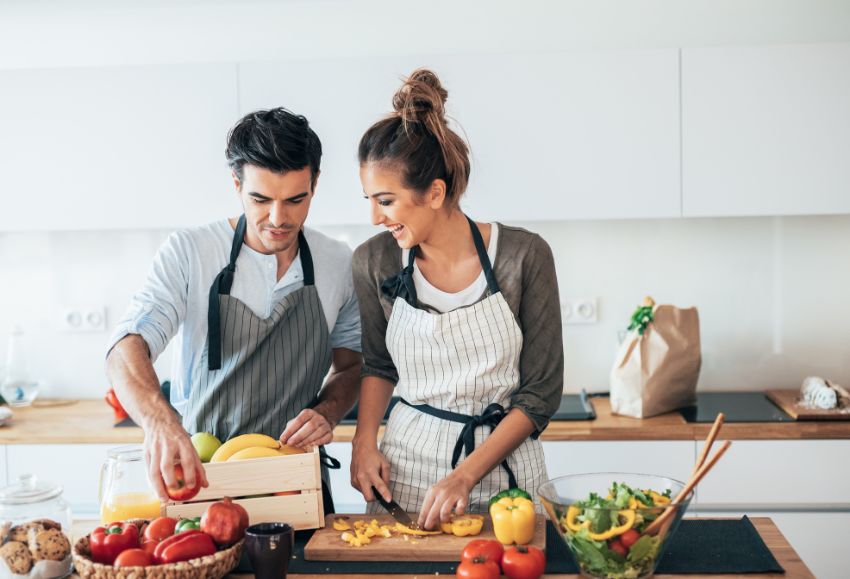 pareja en la cocina