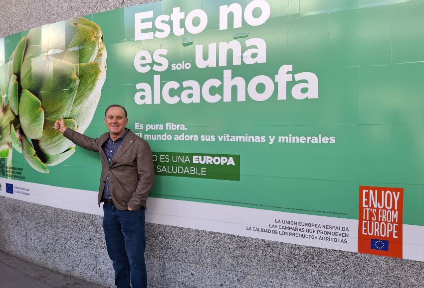 Pedro Herrera, presidente de Alcachofa de España delante de una lona publicitaria del programa europeo Una Europa Más Saludable en Fruit Attraction 2026